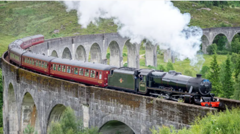 An trèana-smùid Seumasach air Viaduct Ghleann Fhionnainn