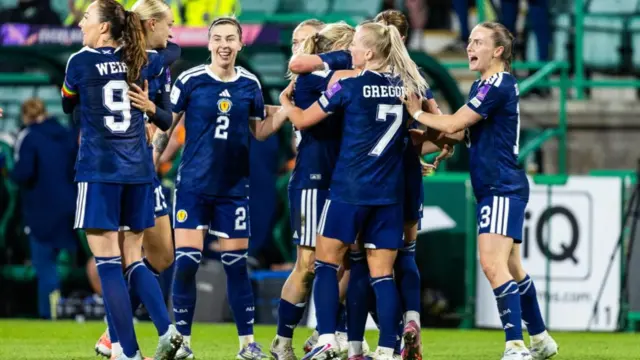 Scotland's Kathleen McGovern (C) celebrates with the Scotland squad after scoring to make it 1-1