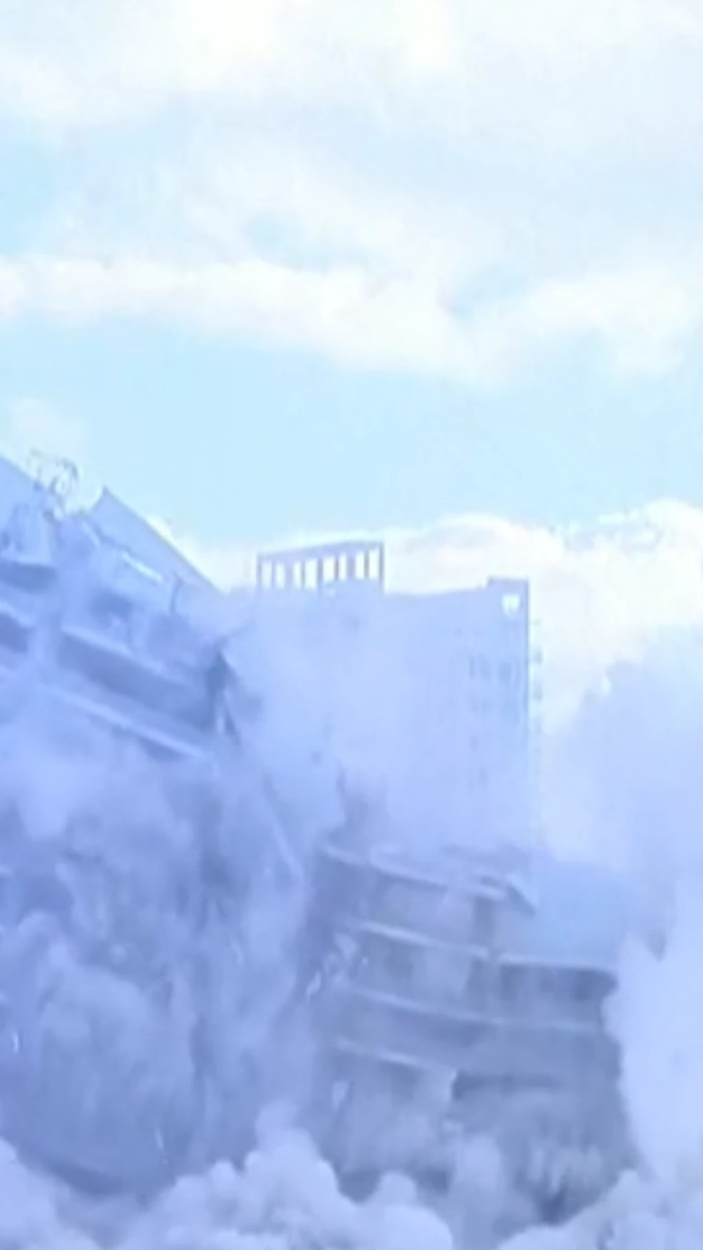 மயாமியில் சில நொடிகளில் தகர்க்கப்பட்ட 23 மாடி கட்டடம்