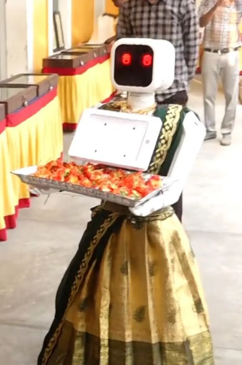 புதுவையில் வாக்காளர்களை பூ கொடுத்து வரவேற்ற ரோபோ