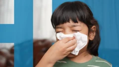 Küçük bir kız çocuğunun burnu akıyor