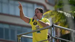Alexandre Ramagem em um carro de som, vestido com uma camiseta amarela da Seleção Brasileira de futebol, fazendo um discurso em um ato pró-Bolsonaro no Rio de Janeiro no ano passado.