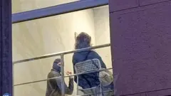 Журналисты других изданий с середины дня дежурят на улице у редакции «Новой газеты» — фото издания SOTAvision (в реестре «иноагентов»)