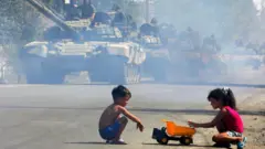 ماشومان د لوبو پر مهال لیدل کېږي.