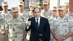 عبدالفتاح سیسی رئیس‌جمهور مصر در حال سخنرانی، اطراف او نظامی‌های مصری قرار دارند