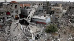 تصویر یک مسجد درخان یونس که در جنگ آسیب دیده و مناره‌اش به زمین افتاده. عکس از روز هفتم اکتوبر ۲۰۲۴