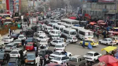 یک خیبان کابل که مملو از موتر است 