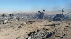 Olupine na zemlji za koje Revolucionarna garda tvrdi da je američki avion uništen tokom misije pronalaženja zarobljenog pilota u Isfahanu, u Iranu