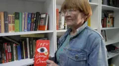 조지 오웰의 소설 ‘1984’를 들고 있는 알렉산드라