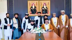 عکس امضا توافق‌نامه میان مسئولان حکومت طالبان و عمان برای شروع پروازهای مستقیم میان دو کشور