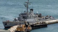 ناوچه نیروی دریایی ایران در لنگرگاه بندری در کیپ‌تاون پیش از آغاز مانورهای چندملیتی دریایی به میزبانی آفریقای جنوبی