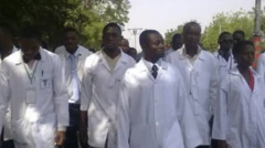 Awọn dokita onimọ iṣegun n rin lo pẹlu aṣo funfun lorun wọn