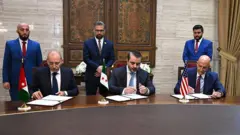 Üç yetkili ortak yol haritası metnini imzalıyor.