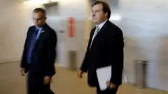 O deputado Rodrigo Maia é acompanhado por segurança em evento