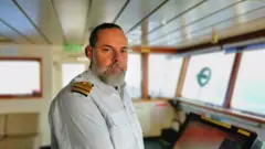 kapetan broda Srđan Janković na kontrolnom mostu