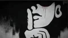 যুক্তরাষ্ট্র প্রবাসী ছেলের ফেসবুকের পোস্টের জের ধরে খুলনায় মাকে আটক করার অভিযোগ উঠেছে