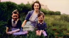 Fotografija Morin Svini i dvoje dece