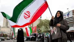 Женщина с флагом Ирана и портретом Моджтабы Хаменеи