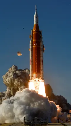 Artemis 2 sendo lançada