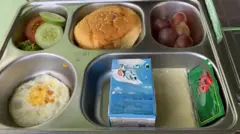 Paket MBG balita berupa burger yang dibagikan pada Kamis (05/02) di Jawa Barat.