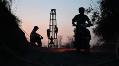 ပဲခူးတိုင်း၊ မင်းလှမြို့နယ်က ရေနံမြေက အလုပ်သမားတွေ (ပုံဟောင်း)