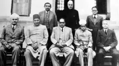 ముసాయిదా కమిటీ సభ్యులతో అంబేడ్కర్