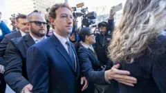 Mark Zuckerberg rodeado de gente en las inmediaciones de la corte