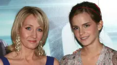 J.K. Rowling e Emma Watson fotografadas juntas em 2009
