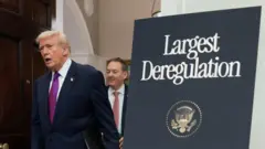 Prezydent USA Donald Trump przybywa do Białego Domu, aby złożyć oświadczenie