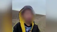 Un agente encuentra a un menor migrante solo en la frontera entre México y EE.UU.