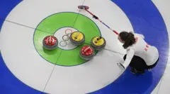 A britânica Jennifer Dodds reage após lançar a pedra no torneio de duplas mistas de curling entre a República Tcheca e a Grã-Bretanha durante os Jogos Olímpicos de Inverno de Milão-Cortina 2026, no Estádio Olímpico de Curling de Cortina, em Cortina d'Ampezzo, em 5 de fevereiro de 2026.
