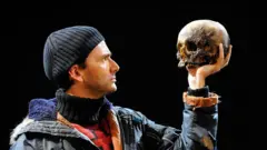 David Tennant en la producción de la Royal Shakespeare Company de la obra "Hamlet", de William Shakespeare, dirigida por Gregory Doran, en el Courtyard Theatre de Stratford-upon-Avon.
