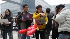 在北京排队装“龙虾”的人们。