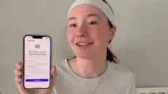 호주의 소셜미디어 이용 금지 조치 이후, 15세 소녀 룰루는 자신의 소셜미디어 사용 시간을 기록하고 있다. 룰루가 휴대폰 화면을 보여주고 있다