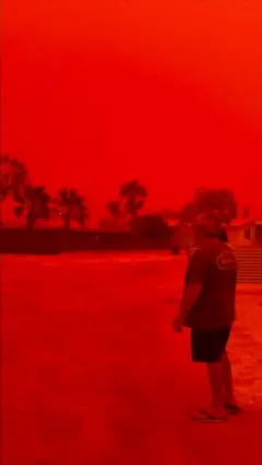 Nestvarno crveno nebo u zapadnoj Australiji pred tropski ciklon Narel.