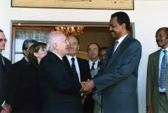 ፕረዚደንት ኢጣልያ ነበር ኦስካር ሉዊጂ ስካልፋሮ (ጸጋም) ምስ ፕረዚደንት ኢሳይያስ ኣብ 1997