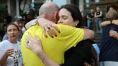 Umugabo urimo guhoberana n'umugore mu byishimo ko amasezerano yo guhagarika imirwano yagezweho hagati ya Hamas na Israel