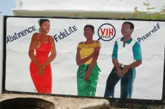 Des dessins sur le mur pour promouvoir la fidélité, l'abstinence et l'usage du préservatif dans la prévention contre le VIH