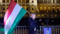 Петер Мадьяр с венгерским флагом