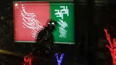 انعکاس تصویر مردی در شیشه راهروهای یکی از سینماهای جشنواره فیلم فجر در تهران. پشت سر او لوگوی جشنواره دیده می‌شد.