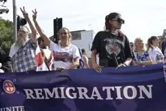 Des manifestants brandissant des drapeaux et des banderoles défilent dans les rues de Faversham lors d'une manifestation organisée par le groupe « STOP THE BOATS », dans le Kent.
Les manifestants dénoncent le nombre de migrants illégaux arrivés au Royaume-Uni depuis l'arrivée du gouvernement travailliste du Premier ministre Sir Keir Starmer. 