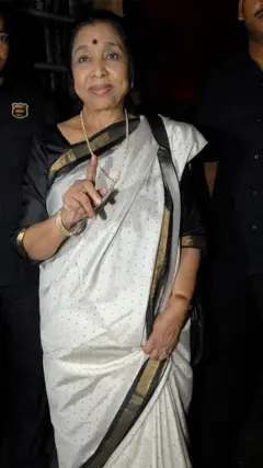 आशा भोसले के अंतिम दर्शन के लिए पहुंचे लोग