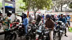 জ্বালানি তেল নিতে ফিলিং স্টেশনে দীর্ঘ লাইন 