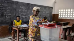 One voter dey cast her ballot for one primary school polling station for Cotonou, on April 12, 2026 during Benin presidential election