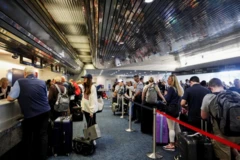 له همدې کبله د نړۍ په بېلابېلو هوايي ډګرونو کې د مسافرو اوږده کتارونه لیدل کېږي.