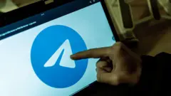 значок мессенджера Telegram на экране.