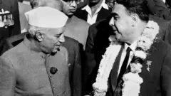 ब्रेझनेव्ह यांनी तीन मूर्ति भवनात जवाहरलाल नेहरूंबरोबर, निशस्त्रीकरण, जर्मनी, वसाहतवाद आणि जागतिक शांतता इत्यादी मुद्द्यांवर चर्चा केली (फाईल फोटो)