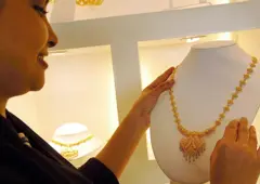 ගෝලීය වශයෙන් රන් අවුන්සයක මිල වාර්තාගත ඉහළම අගය වන ඩොලර් 4,000 ඉක්මවා ගොස් තිබේ. ඒ, අප්‍රේල් මාසයේ සිට තුනෙන් එකකින් පමණ මිල ඉහළ යාමෙන් පසුවය. දේශපාලන හා ආර්ථික අවිනිශ්චිතතාවයන් මධ්‍යයේ ආයෝජකයින් ආරක්ෂිත ආයෝජන සොයමින් සිටිති. නමුත් එය සැබවින්ම ආරක්ෂිත තෝතැන්නක්ද?