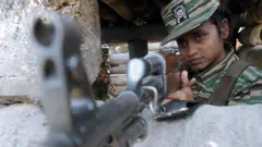 Una guerrillera de los Tigres en 2006 al norte de la ciudad de Kilinochchi, que era controlada por los Tigres.