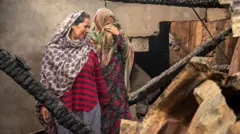 भारत-पाकिस्तान सीमेवर असलेल्या उरीमध्ये सीमेपलिकडून झालेल्या गोळीबार आणि तोफगोळ्यांनी अनेक घरं उध्वस्त झाली. त्यांची अवस्था पाहून रडणाऱ्या महिला.